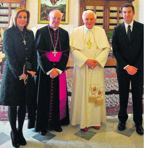 [Papa+Benedicto+XVI+y+arzobispo.jpg]