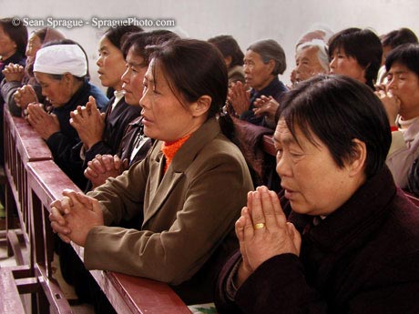7351+Religion+China+Women+praying+at+mas