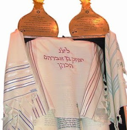 Sêfer Torah coberto com o Talit