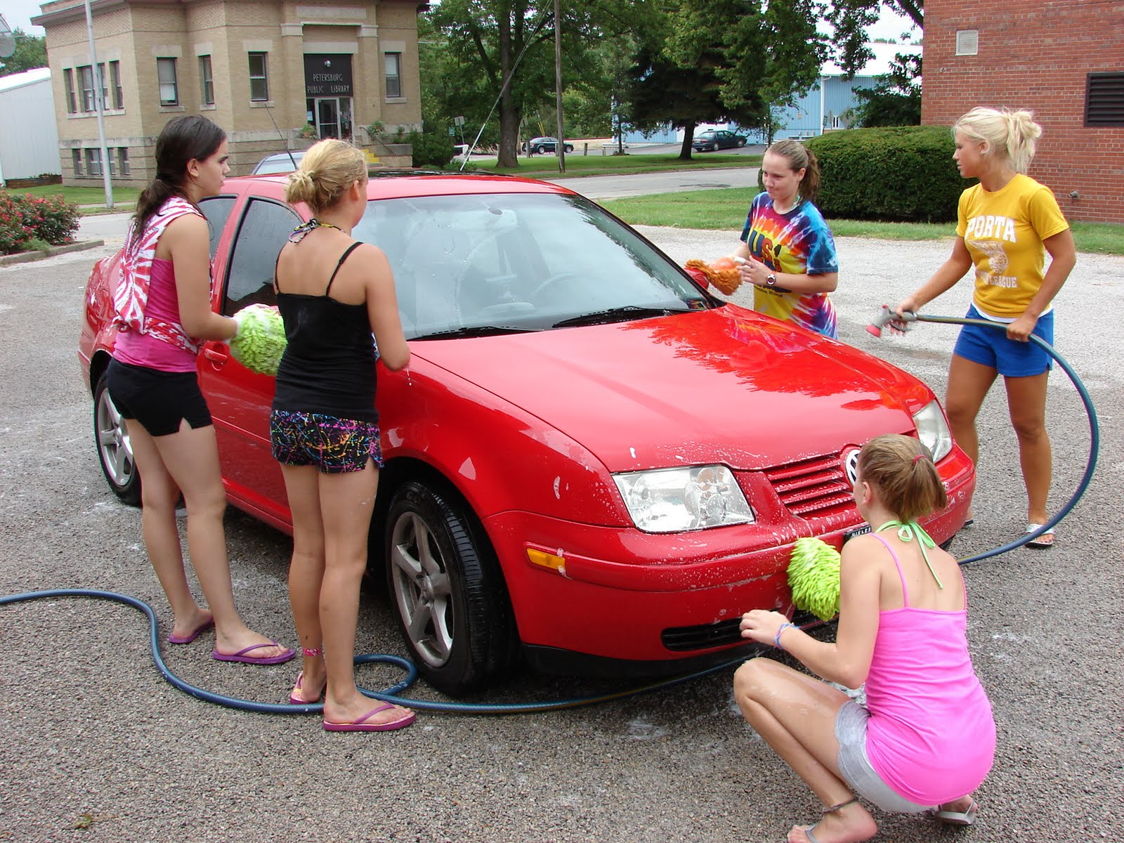 High school cheerleaders car wash bikini - Justimg.com
