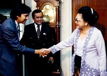 Ketua KPPRI Ikang Fawzi dari FISIP-UI & FEB UGM bersama Ibu Negara Tien Soeharto