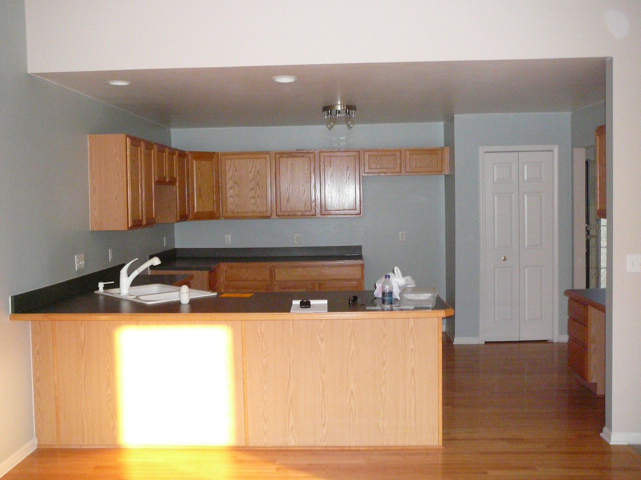 [30Kitchen+2.JPG]