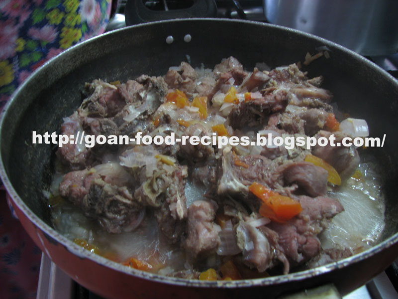 [beef_boiling_with_onions_tomato.jpg]