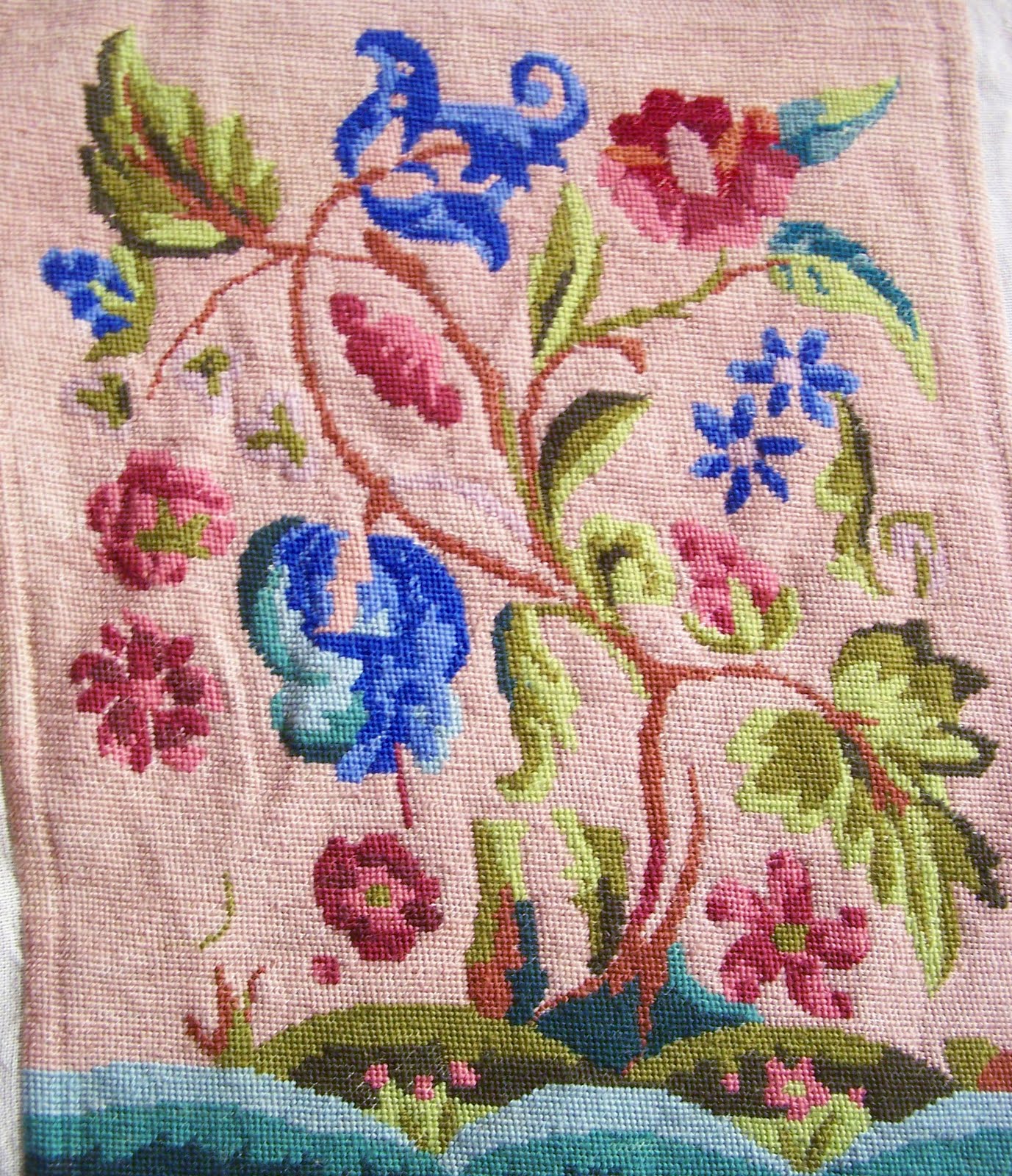 THE ANTIQUE LINEN CUPBOARD Hand stitched cushions & quilts