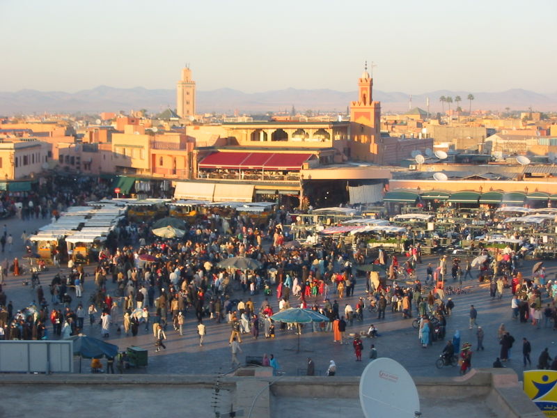 [800px-Djemaa_el_Fna,_evening.JPG]