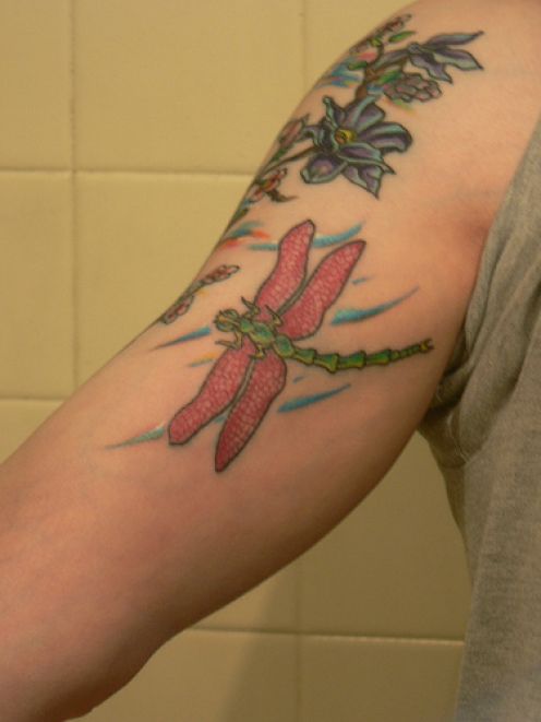 The dragonfly tattoos are adopted by both men and women, young and old