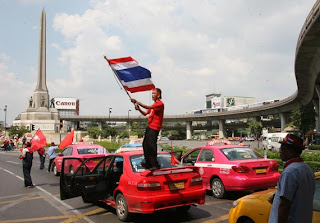 Bangkok traffic paralyzed as red Shirts occupy Victory Monument