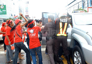 Abhisit's motorcade attacked in Pattaya