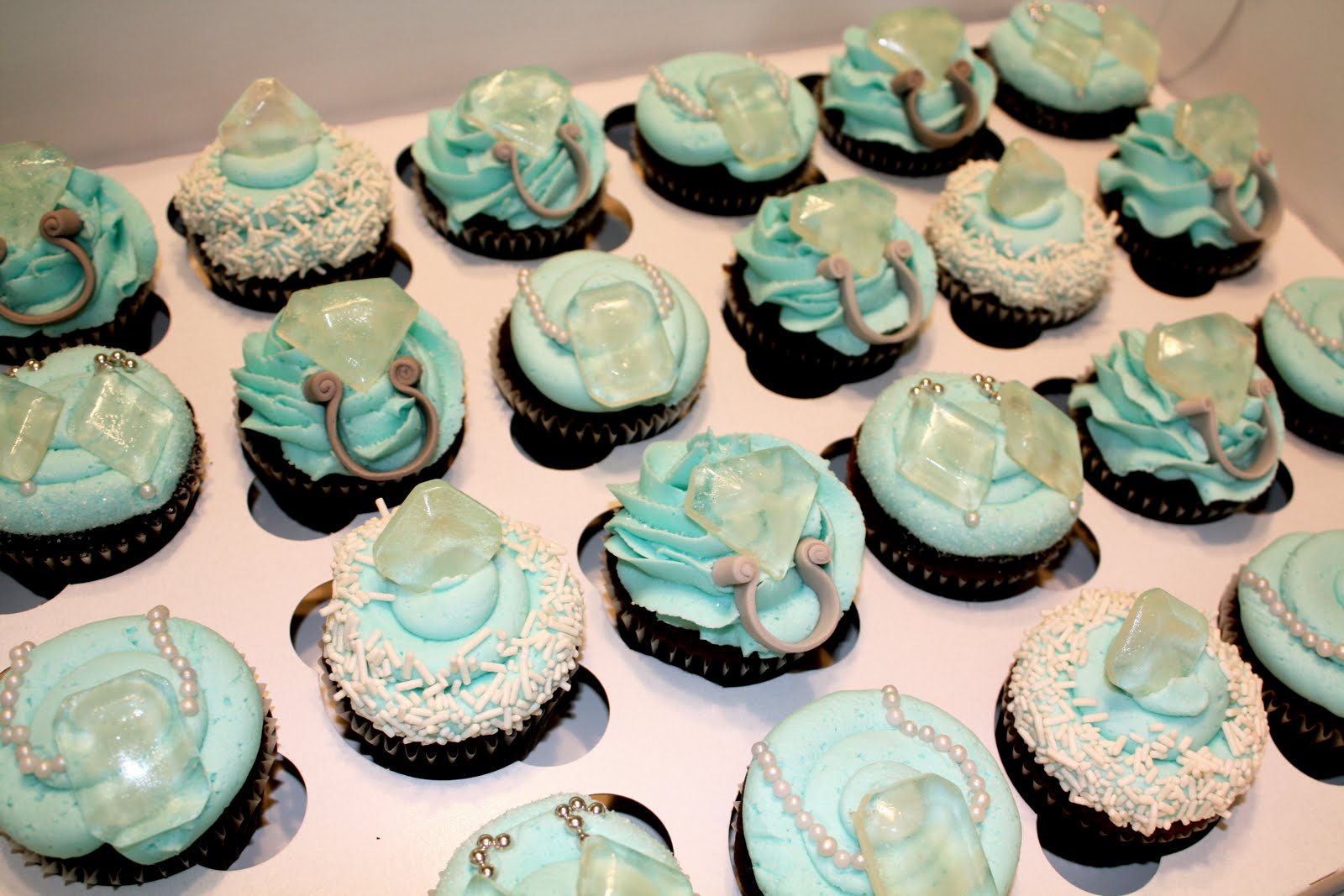 bumble cakes: 'diamonds from tiffany's' cupcakes!!!!1600 x 1067