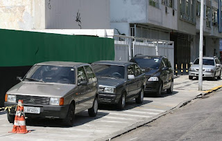 Imagem de carros na calçada