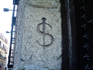 Anagrama de 'esclavo' en la entrada de la capilla del Santo Cristo (C/ Bordadores)