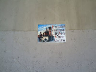 Placa que recuerda que en la iglesia de San Sebastián se enterró a Lope de Vega