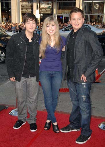 nathan kress and jennette mccurdy kissing for real. Nathan Kress With Jennette