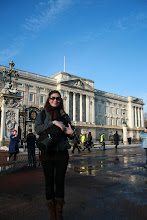 Danielle in front of Buckingham Palace