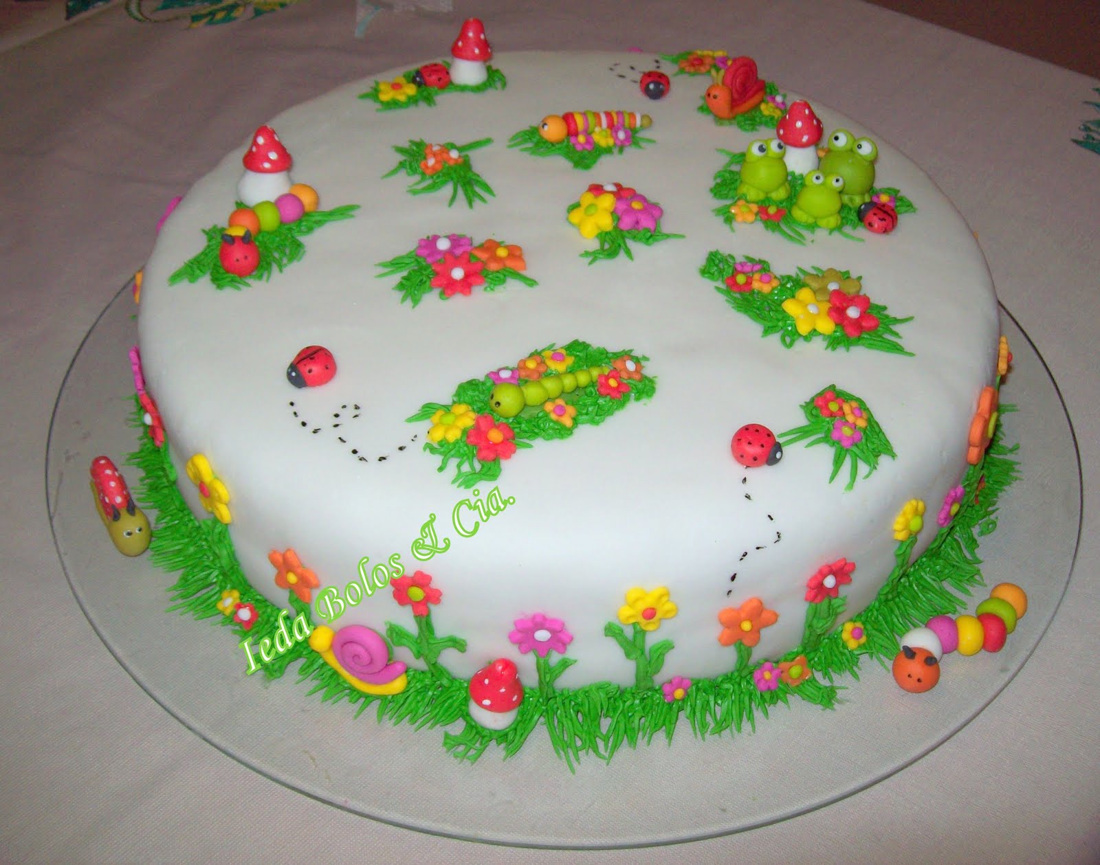 Bolos e Cia. Bolo com pasta americana