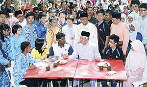 [Najib_santai+dengan+pelajar+UKM.jpg]