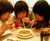 Eating together: Ami, Fumie, Pe (l-r, from Ami's blog) Eating together: Ami, Fumie, Pe (l-r, from Ami's blog)