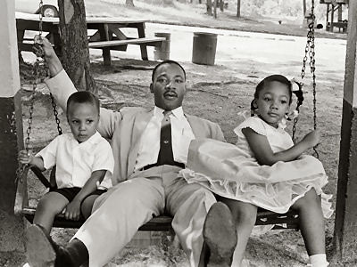 http://3.bp.blogspot.com/_ZiGsbZ8br1M/TTTWXtmmhiI/AAAAAAAAC1Y/idCKFGmvcdo/s1600/Martin-Luther-King%252526children-on-swing.jpg