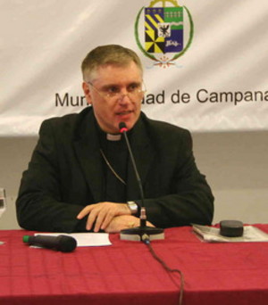 [Mons.+Sarlinga+conferenciando+en+Campana.jpg]