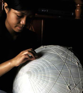 Palm leaf conical hat of Chuong village- The beauty of traditional nation