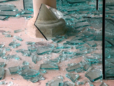 Une Mer de Verre Brise (A Sea of Broken Glass 