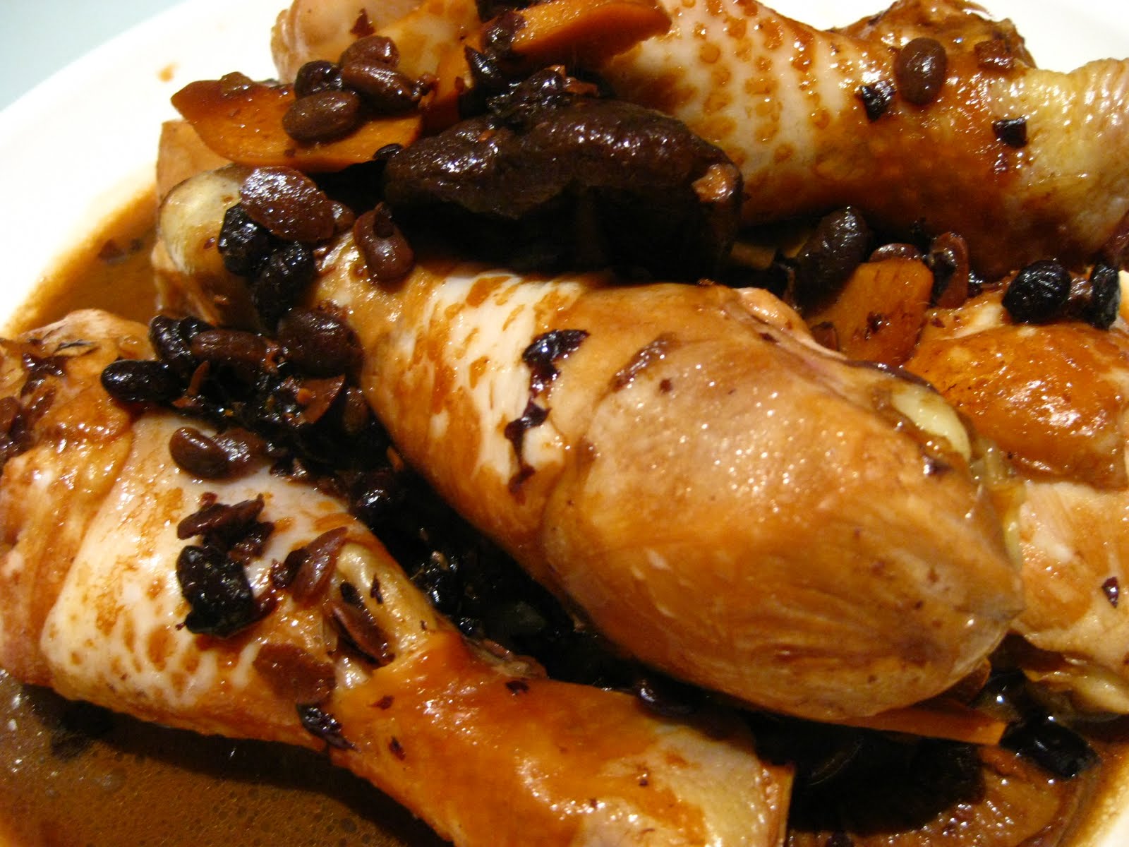Cook Braised black bean chicken with dark soy sauce and dried shitake