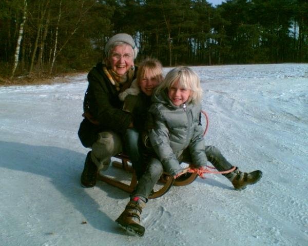 [met+zn+drie+op+de+slee.JPG]