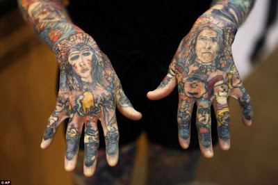 Femeie cu 95% din corp acoperit de tatuaje