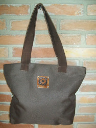 Bolsa com aplicação de peça em cerâmica esmaltada