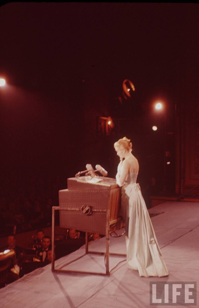 EYE CATCHING STYLE Grace's Oscar Night