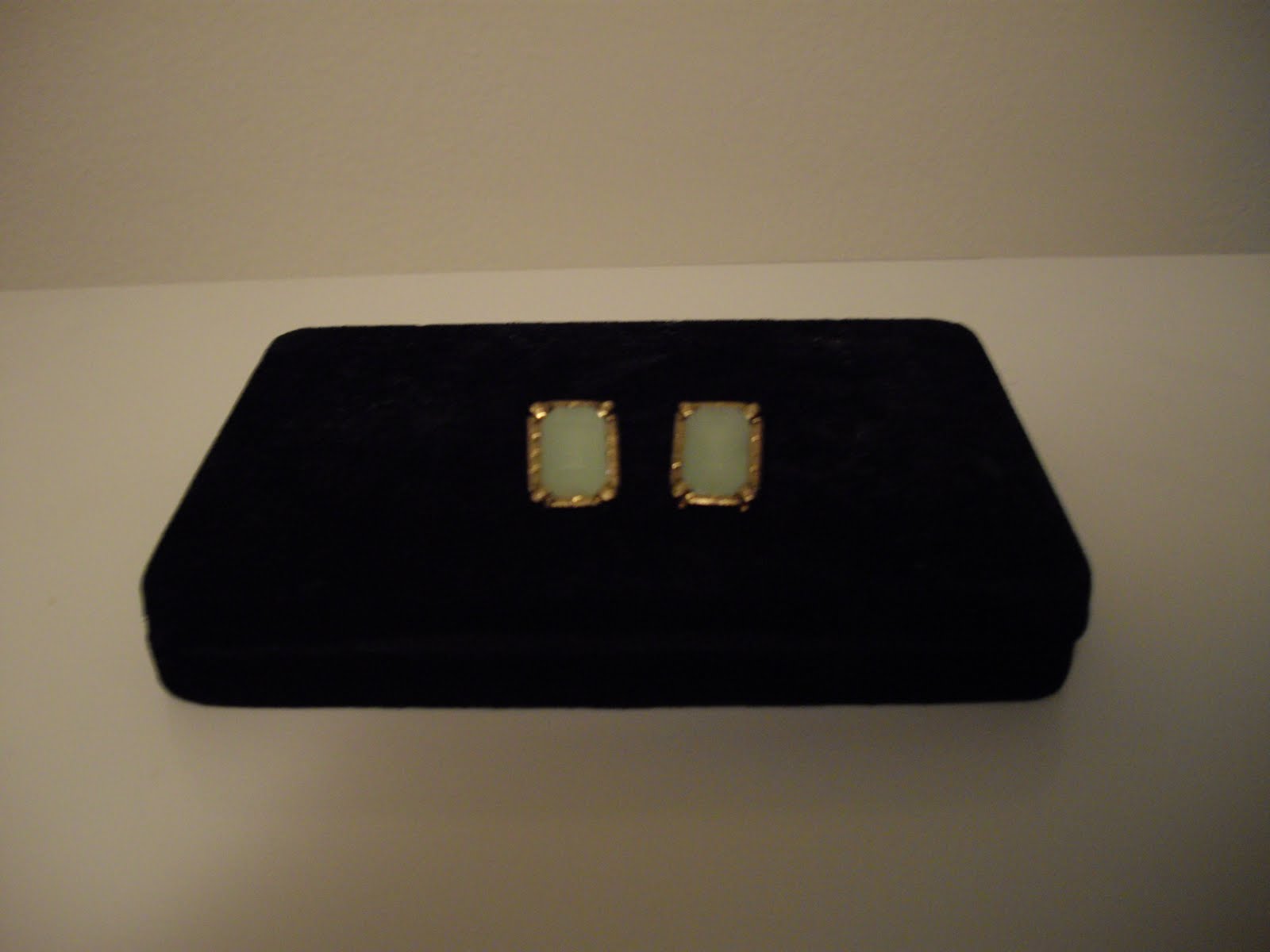 http://3.bp.blogspot.com/__Nvh6SHerqE/TImOMFGjkbI/AAAAAAAAAos/jWV_3FUz7Aw/s1600/JadeEarrings.jpg