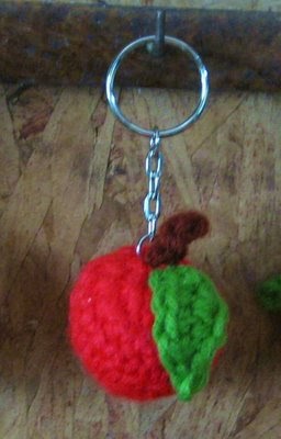 2000 Free Amigurumi Patterns: Apple Keychain