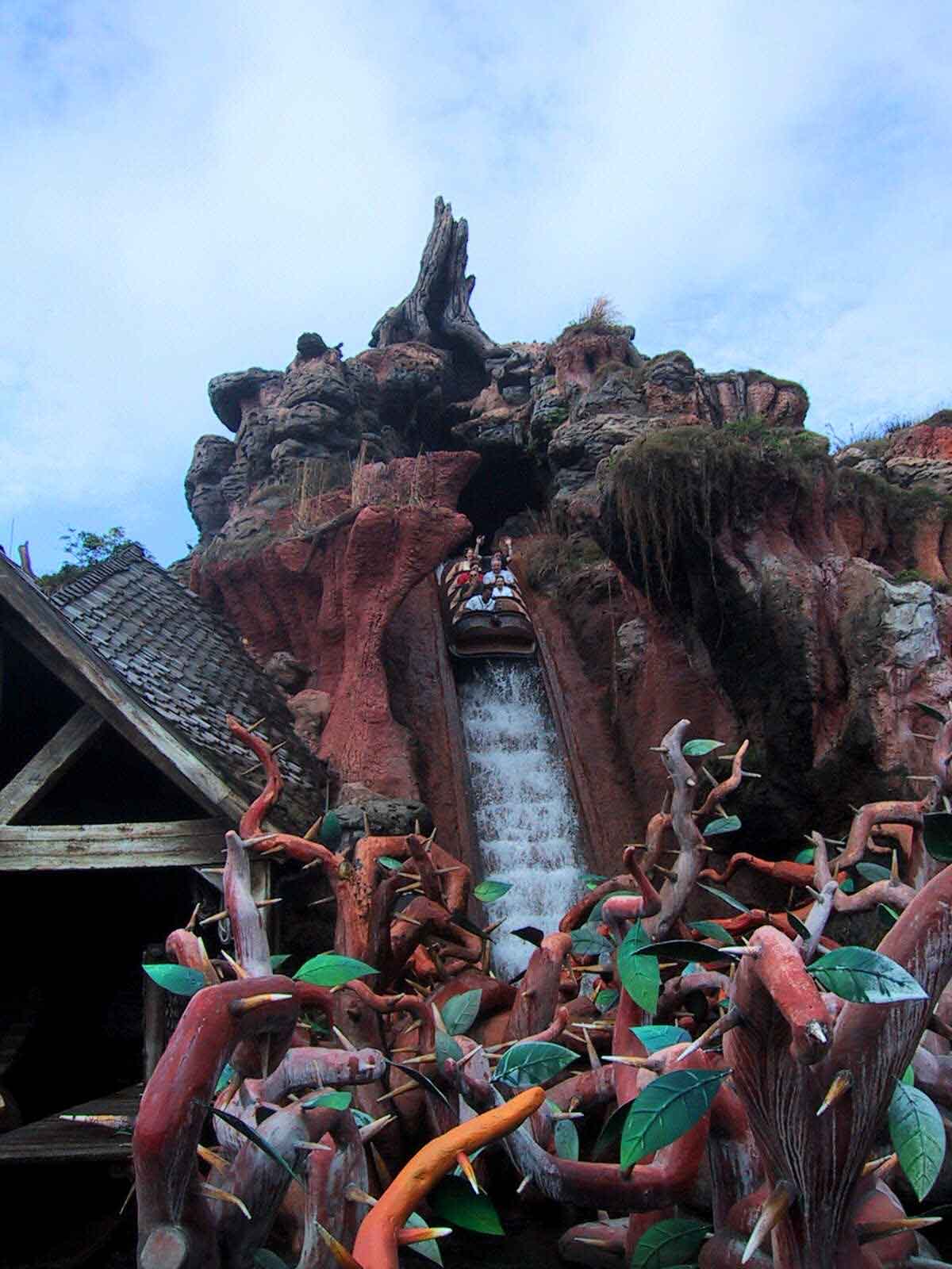 [splash-mountain-drop-outside.jpg]