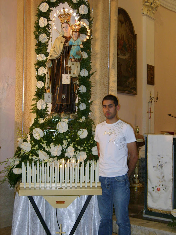 Francesco che cura l'addobbo floreale della Madonna