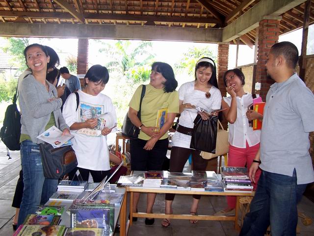 [bazaar+buku+2.JPG]