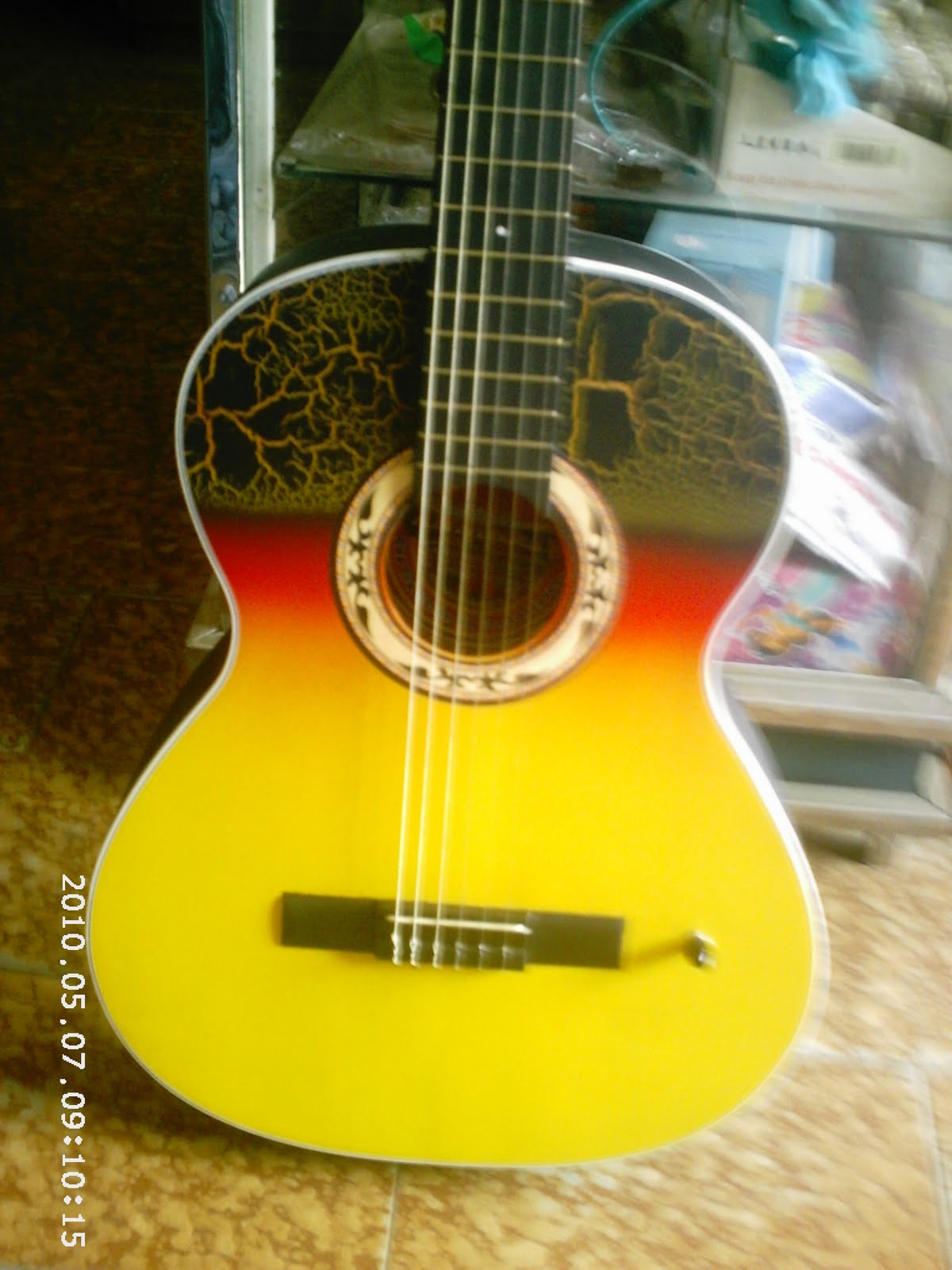 Guitarra+Acustica+E.C+Amarilla+en+Reliev
