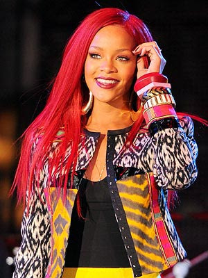 Who could look that sweet even with these super red hair ?! Rihanna ONLY !