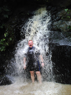 Saut d'Acomat : moi, me rafraîchissant sous une petite cascade