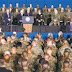 El presidente de Estados Unidos, Barack Obama, habla en medio soldados estadounidenses.