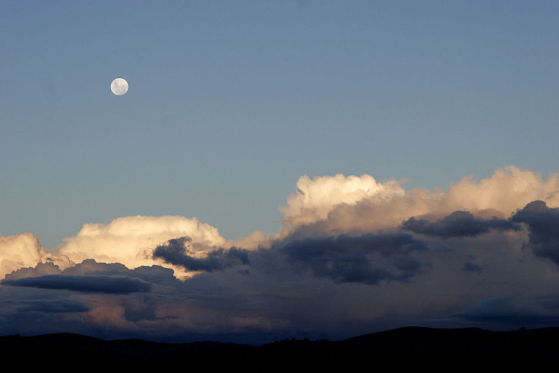 [Moon+over+cumulus+clouds.jpg]