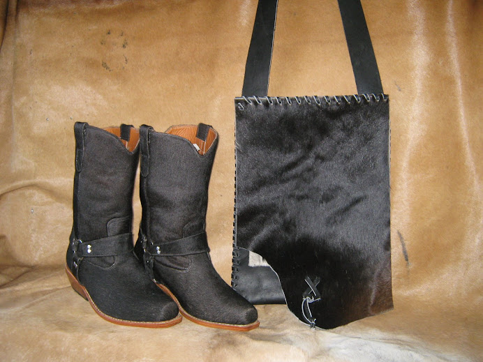 Botas y bolso en piel color natural