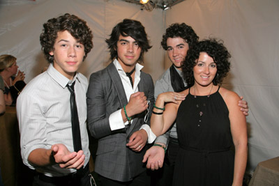  Lady GaGa dice le encantaria quitarle la virginidad a Los Jonas Brothers