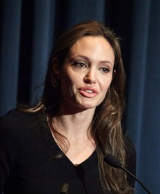 La madre de Angelina Jolie deja gran parte de su fortuna a sus nietos