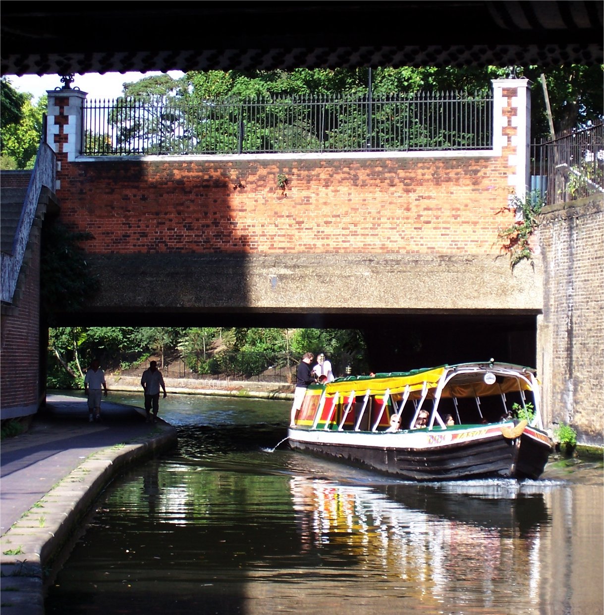 [27AugLondonRegentsCanalBoat.JPG]