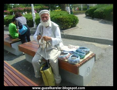 yasli orgu oren adam