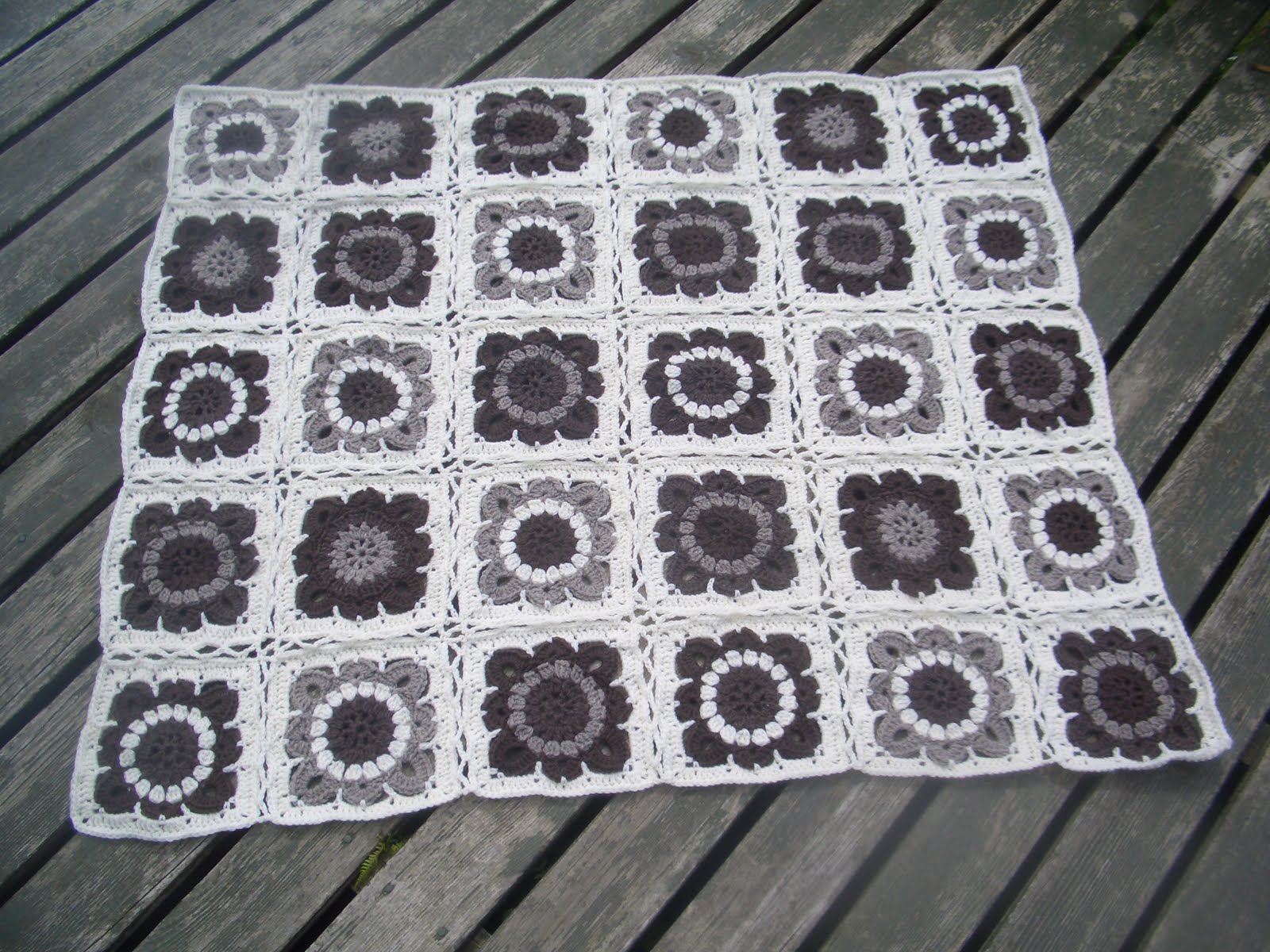 Bilde Av En Person Som Strikker Et Teppe