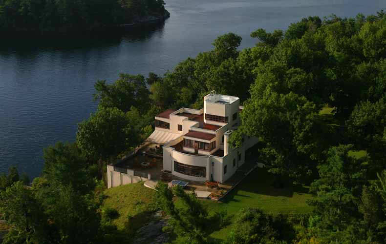 نقره لتكبير أو تصغير الصورة ونقرتين لعرض الصورة في صفحة مستقلة بحجمها الطبيعي