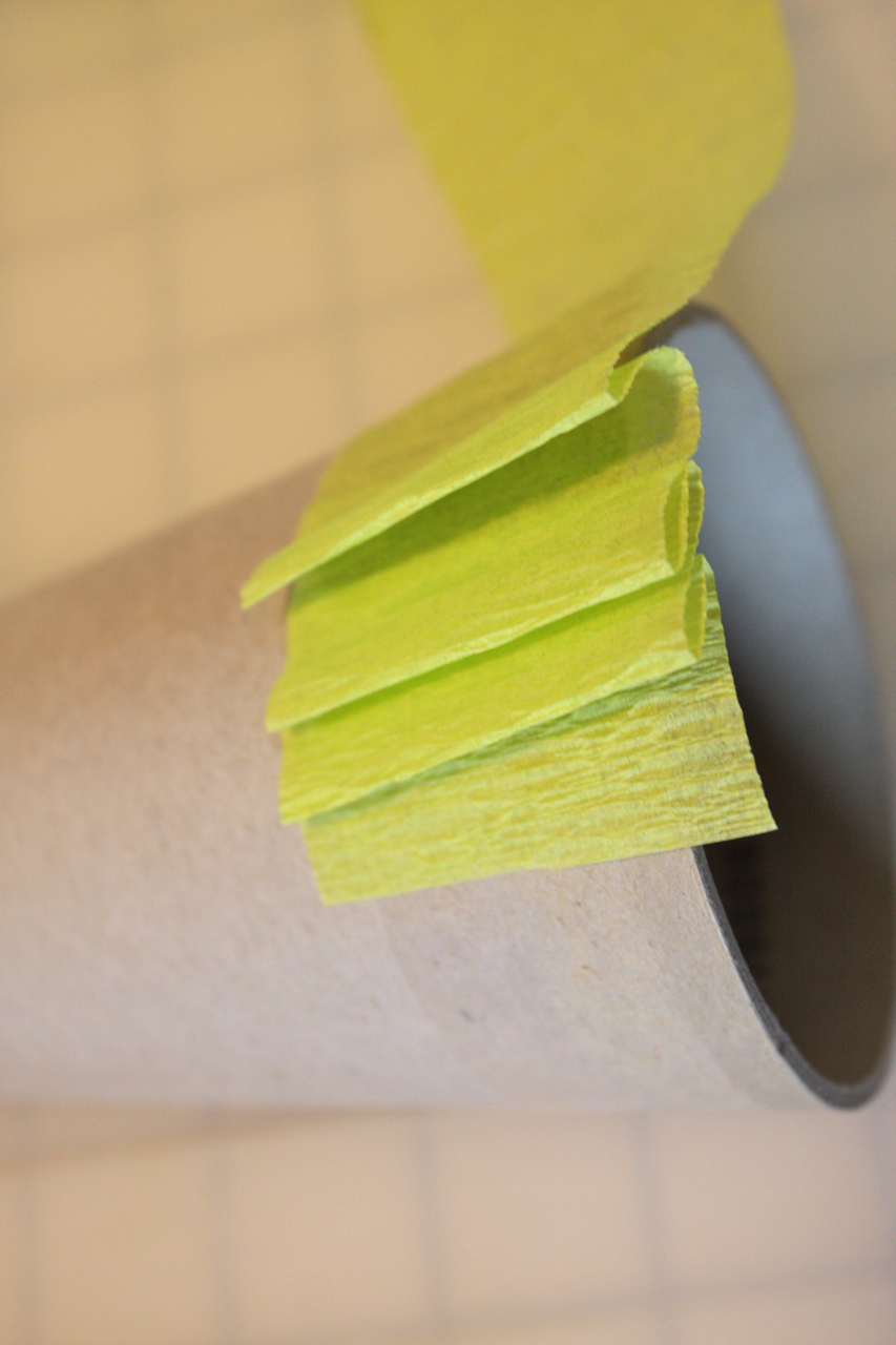 Joli Paquet Merry & Bright Crepe Paper Christmas Tree Tutorial