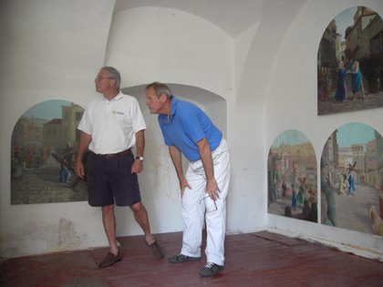 visitors in the gallery / Návštěvníci v galerii
