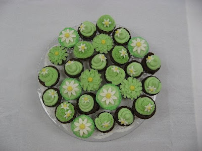 Daisy cakes (Vanilla daisy cakes. Daisy cakes (Vanilla